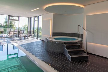Indoor spa tub