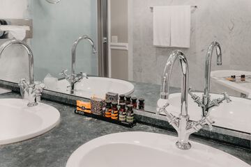 Bathroom sink