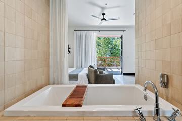 Deep soaking bathtub