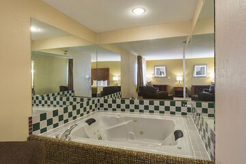 Deep soaking bathtub