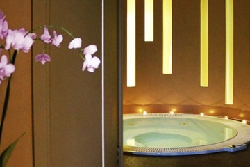 Indoor spa tub