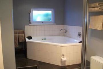 Deep Soaking Bathtub