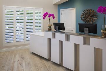 Check-in/check-out kiosk