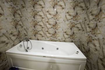 Deep soaking bathtub