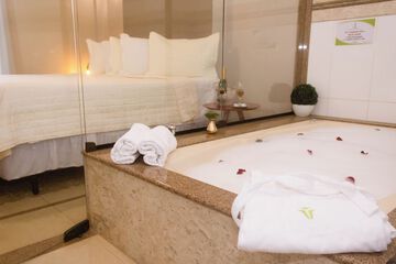 Indoor spa tub
