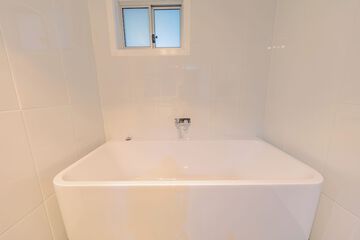 Deep soaking bathtub