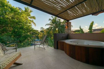 Deep soaking bathtub
