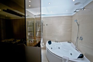 Deep soaking bathtub