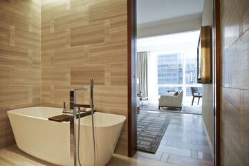 Deep soaking bathtub