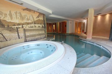 Indoor spa tub
