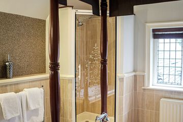 Deep soaking bathtub