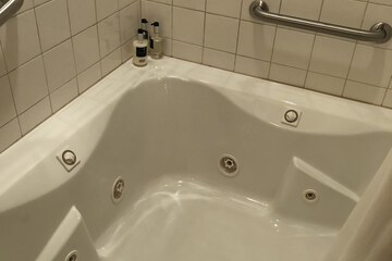 Jetted tub