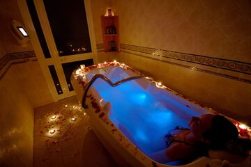 Indoor spa tub