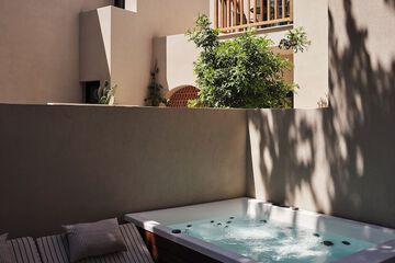 Private spa tub