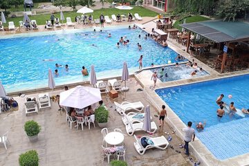 Indoor/outdoor pool