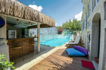 Swim-up bar