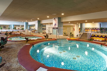 Indoor spa tub