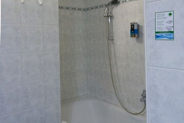 Deep soaking bathtub
