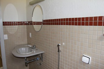 Bathroom sink