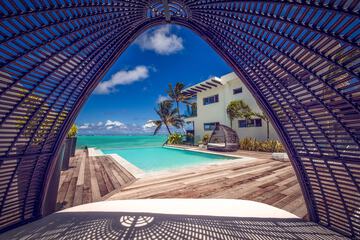 Indoor/outdoor pool