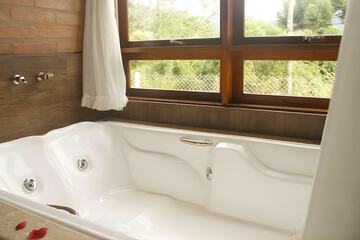 Jetted tub