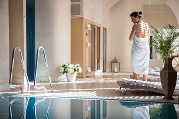 Indoor spa tub