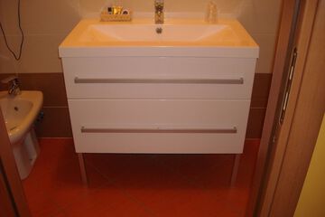 Bathroom sink