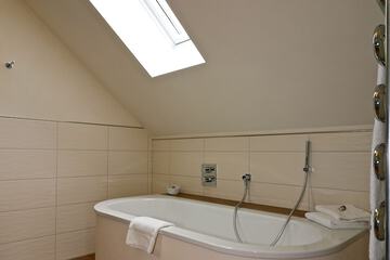 Deep soaking bathtub