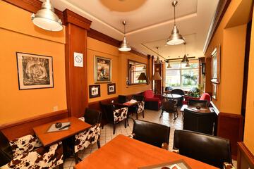 Lobby lounge