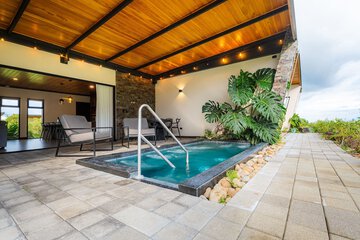 Private spa tub