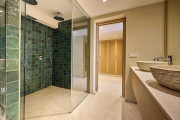 Bathroom shower