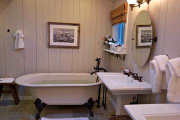 Deep soaking bathtub