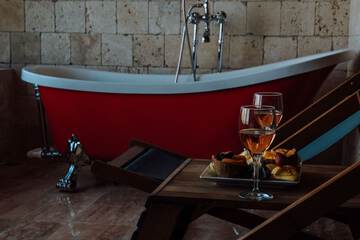 Deep soaking bathtub