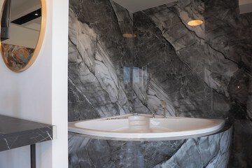 Private spa tub