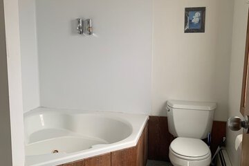 Deep soaking bathtub