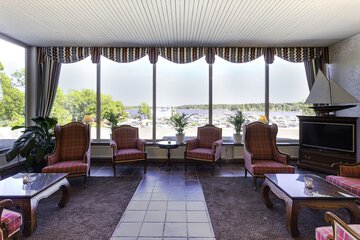 Lobby lounge