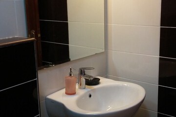 Bathroom sink