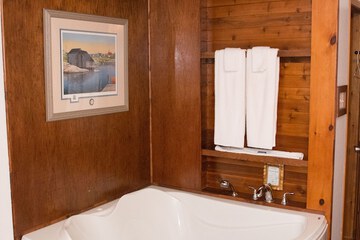 Jetted tub
