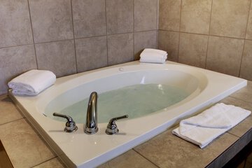 Jetted tub