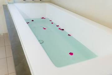 Deep soaking bathtub
