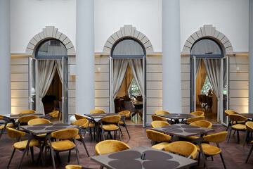 Lobby lounge