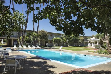 Golden Sails Hotel