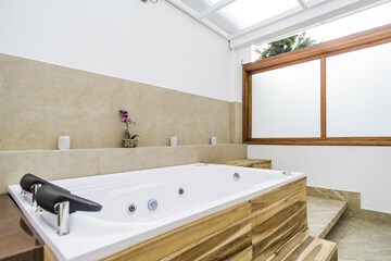 Jetted tub