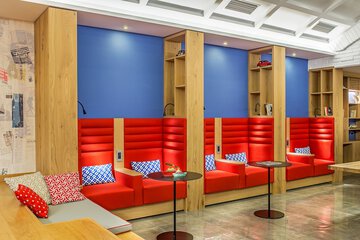 Lobby lounge