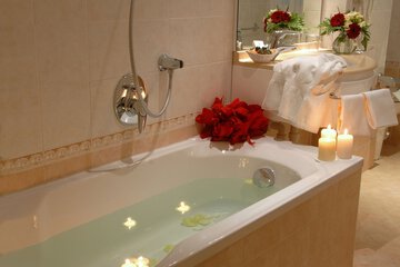 Deep soaking bathtub