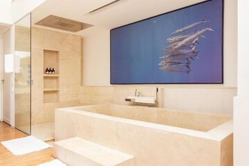 Deep soaking bathtub