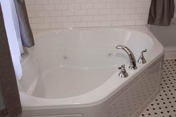Jetted tub