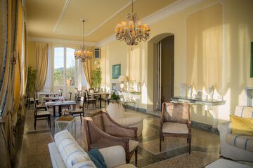 Lobby lounge