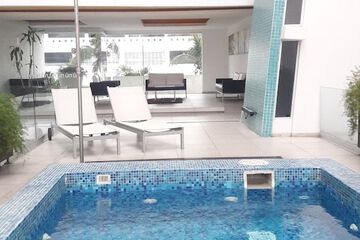 Indoor/outdoor pool