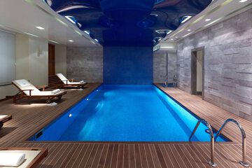 Indoor/outdoor pool